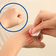 Juego de 6 lápices de colores, con pigmentos intensos y una fórmula de cera suave y fácil de aplicar. Ideal para los dibujos y manualidades de los niños. El estuche portátil con diseño multicolor ofrece una experiencia creativa divertida y sin esfuerzo. - 6 colores - Ver 6