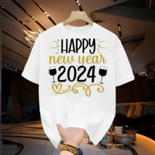 Camiseta Básica Ano Novo Casual Estampada Modelo: "Happy New Year 2024"- Alta Qualidade Melhor Escolha para as Festas Fim de Ano - Branco - Visão 1