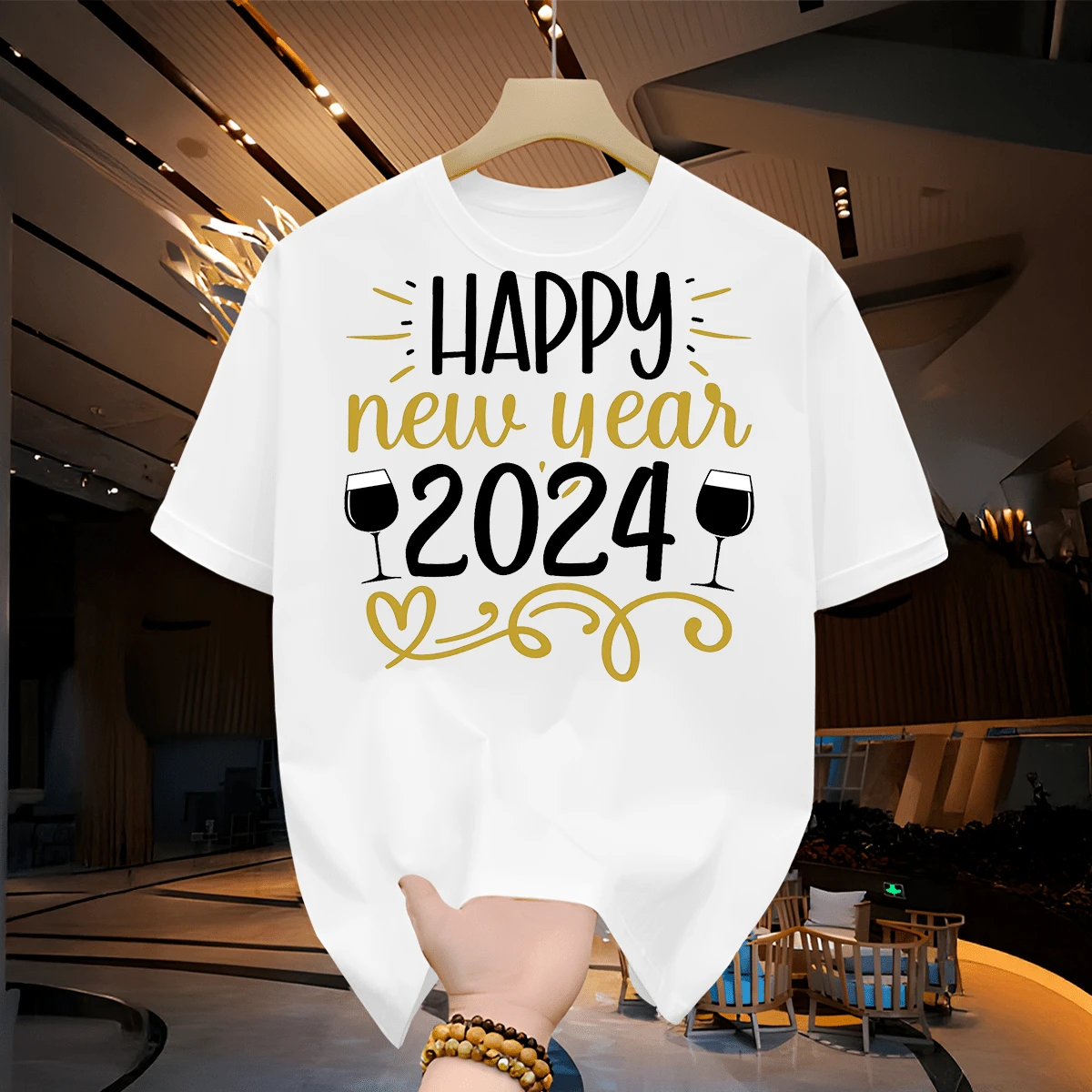 Camiseta Básica Ano Novo Casual Estampada Modelo: "Happy New Year 2024"- Alta Qualidade Melhor Escolha para as Festas Fim de Ano - Branco - Visão 1