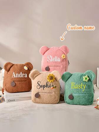 Mochila de peluche de oso de peluche personalizada con nombre - Mochila escolar suave y esponjosa para niños, regalo personalizado de San Valentín para niños pequeños y bebés (¡elige tus encantos!)