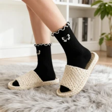 جوارب نسائية، قابلة للتنفس ومريحة، خصر متوسط مزين بالدانتيل الحلو، حواف مكسرة عصرية، تطريز بزهور صغيرة، بتصميم ياباني طويل للركبة مناسب للخريف والشتاء، جوارب نسائية طويلة