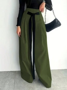 一套纯色口袋前开襟女士两件套西装，适合秋冬季办公室穿着。