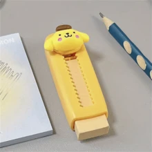 Um item indispensável para o início do ano letivo! Conjunto de personagens Sanrio em escala 1/5, incluindo Hello Kitty, Kuromi e outros. - Material ABS durável, resistente a manchas e quedas. - Inclui Melody, Sapinho, Irmão Gelatina de Ovo e Borracha da Melody.