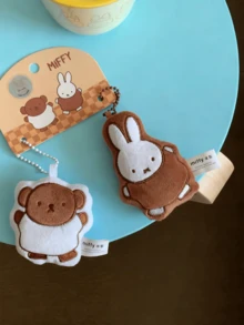 Mặt dây chuyền đôi bằng vải nhung Miffy Companion Series (Phong cách cổ vũ), Móc xích hạt kim loại, Thẻ hai màu (Nâu & Cam) có họa tiết Miffy & Gấu đầu bếp, Vải nhung siêu mềm, Họa tiết sống động đáng yêu, Đồ trang trí vui nhộn cho chìa khóa/Túi xách/Bàn làm việc, Quà tặng sinh nhật & Ngày lễ tình nhân chu đáo cho người hâm mộ Miffy, Nhà sưu tập, Thanh thiếu niên & Người thân yêu - vui mừng - Xem 5