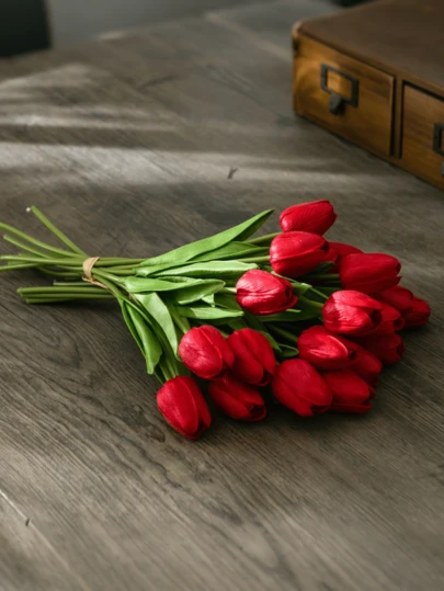 20 tulipanes rojos artificiales, ideales para decorar el Día de San Valentín, decorar el hogar, el dormitorio, la sala de estar, fiestas de cumpleaños y como regalo de San Valentín.