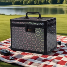 1个铝合金便携式化妆箱 - 大容量多层带镜子，方便专业化妆师收纳化妆品和日常工具。