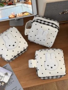 Túi đựng máy ảnh lấy liền hình thỏ Miffy, thiết kế chấm bi kẻ caro, đầu thỏ Miffy mềm mại đáng yêu, chất liệu vải nhung và vải mềm, thiết kế nhỏ gọn, phù hợp với máy ảnh Fuji Instax Mini 11, lớp lót kẻ ô, lý tưởng để sử dụng hàng ngày và cất giữ máy ảnh khi đi du lịch, hoàn hảo cho người hâm mộ Miffy, người yêu thích phim hoạt hình, sinh viên và nhân viên văn phòng, cũng là một món quà tuyệt vời cho người thân yêu. - Màu be - Xem 5