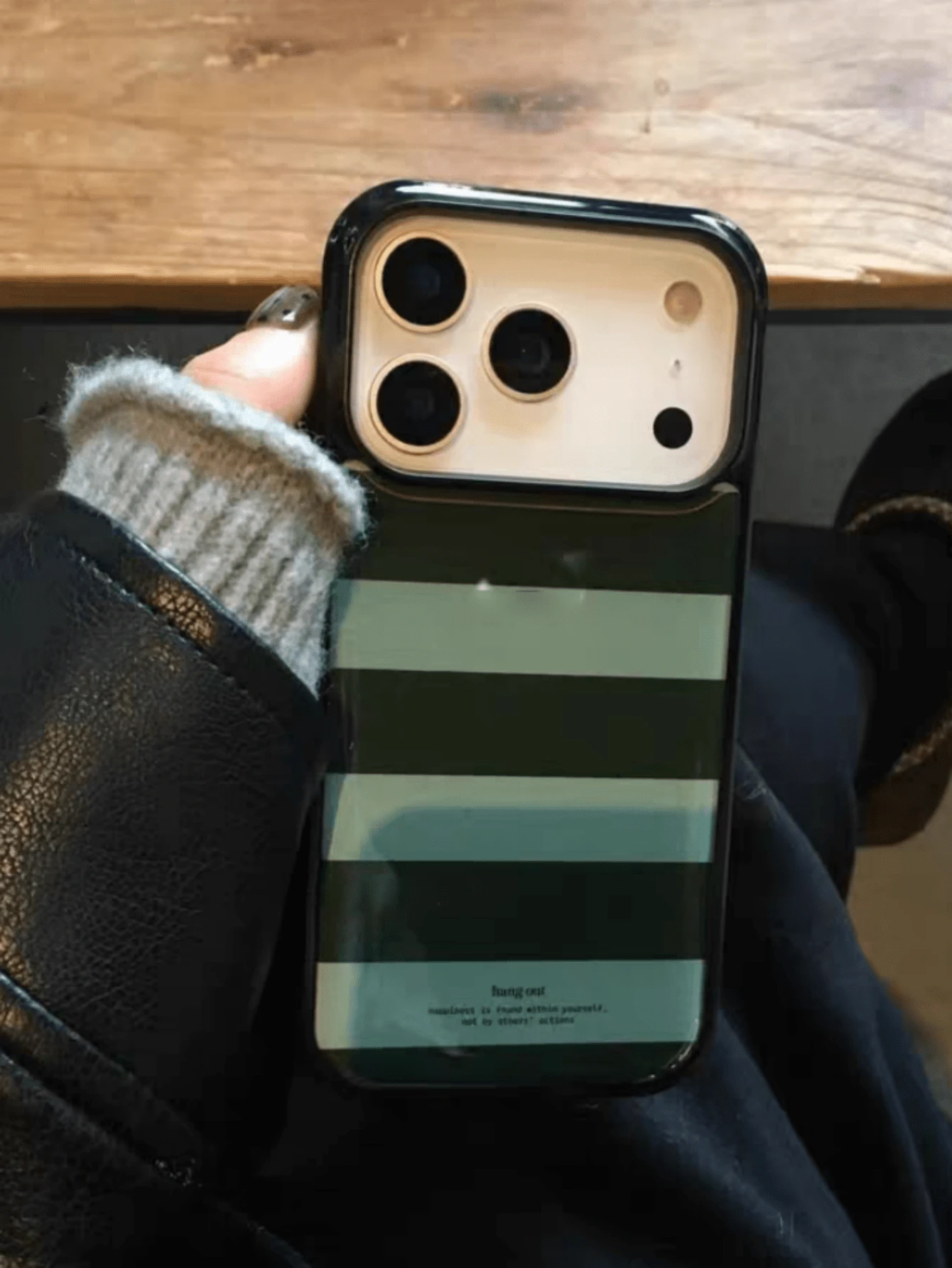 奢华穿孔漩涡粉棕条纹防震手机壳，兼容 17 Pro Max、12、13、14、15、16 Pro Max、14、15、16 Plus、17、11