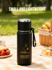 350毫升史努比真空保温杯，黑色哑光杯身配银色金属盖，316不锈钢内胆，硅胶密封盖，多功能盖，防漏，内置过滤器，轻巧便携，保温/保冷，适合日常使用、办公、学习、旅行、阅读、桌面装饰，是史努比粉丝、卡通爱好者、学生、上班族的理想之选，也是一份贴心的礼物。