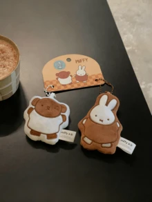 Mặt dây chuyền đôi bằng vải nhung Miffy Companion Series (Phong cách cổ vũ), Móc xích hạt kim loại, Thẻ hai màu (Nâu & Cam) có họa tiết Miffy & Gấu đầu bếp, Vải nhung siêu mềm, Họa tiết sống động đáng yêu, Đồ trang trí vui nhộn cho chìa khóa/Túi xách/Bàn làm việc, Quà tặng sinh nhật & Ngày lễ tình nhân chu đáo cho người hâm mộ Miffy, Nhà sưu tập, Thanh thiếu niên & Người thân yêu - vui mừng - Xem 6