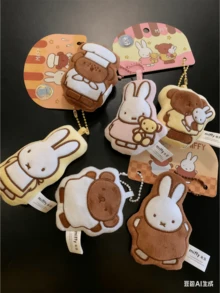 Mặt dây chuyền đôi bằng vải nhung Miffy Companion Series (Phong cách cổ vũ), Móc xích hạt kim loại, Thẻ hai màu (Nâu & Cam) có họa tiết Miffy & Gấu đầu bếp, Vải nhung siêu mềm, Họa tiết sống động đáng yêu, Đồ trang trí vui nhộn cho chìa khóa/Túi xách/Bàn làm việc, Quà tặng sinh nhật & Ngày lễ tình nhân chu đáo cho người hâm mộ Miffy, Nhà sưu tập, Thanh thiếu niên & Người thân yêu - vui mừng - Xem 8