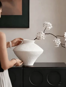Vază minimalistă vintage, decor floral alb-lăptos pentru casă, piesă centrală elegantă pentru sufragerie, masă, șemineu - se spală doar manual - material ceramic durabil - potrivită pentru decor interior modern sau tradițional - Bej - Vizualizare 7