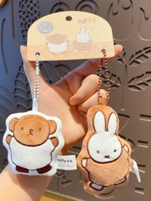 Mặt dây chuyền đôi bằng vải nhung Miffy Companion Series (Phong cách cổ vũ), Móc xích hạt kim loại, Thẻ hai màu (Nâu & Cam) có họa tiết Miffy & Gấu đầu bếp, Vải nhung siêu mềm, Họa tiết sống động đáng yêu, Đồ trang trí vui nhộn cho chìa khóa/Túi xách/Bàn làm việc, Quà tặng sinh nhật & Ngày lễ tình nhân chu đáo cho người hâm mộ Miffy, Nhà sưu tập, Thanh thiếu niên & Người thân yêu - vui mừng - Xem 2