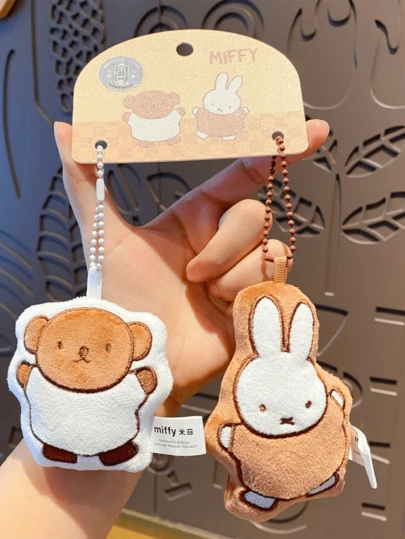 Colgante de pareja de peluche de la serie Miffy Companion (estilo animado), gancho de cadena con cuentas de metal, etiqueta de tarjeta bicolor (marrón y naranja) con motivos de Miffy y el oso chef, tela de felpa ultrasuave, adorables patrones vívidos, decoración divertida para llaves, bolsos y escritorio, un regalo de cumpleaños y San Valentín para aficionados, coleccionistas, adolescentes y seres queridos de Miffy.
