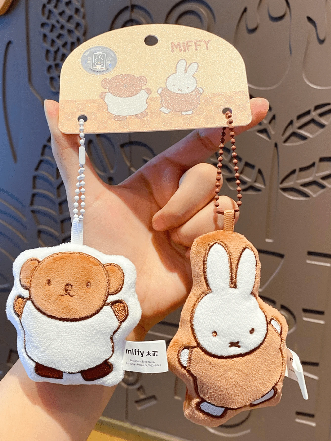 Mặt dây chuyền đôi bằng vải nhung Miffy Companion Series (Phong cách cổ vũ), Móc xích hạt kim loại, Thẻ hai màu (Nâu & Cam) có họa tiết Miffy & Gấu đầu bếp, Vải nhung siêu mềm, Họa tiết sống động đáng yêu, Đồ trang trí vui nhộn cho chìa khóa/Túi xách/Bàn làm việc, Quà tặng sinh nhật & Ngày lễ tình nhân chu đáo cho người hâm mộ Miffy, Nhà sưu tập, Thanh thiếu niên & Người thân yêu