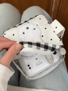 Túi đựng máy ảnh lấy liền hình thỏ Miffy, thiết kế chấm bi kẻ caro, đầu thỏ Miffy mềm mại đáng yêu, chất liệu vải nhung và vải mềm, thiết kế nhỏ gọn, phù hợp với máy ảnh Fuji Instax Mini 11, lớp lót kẻ ô, lý tưởng để sử dụng hàng ngày và cất giữ máy ảnh khi đi du lịch, hoàn hảo cho người hâm mộ Miffy, người yêu thích phim hoạt hình, sinh viên và nhân viên văn phòng, cũng là một món quà tuyệt vời cho người thân yêu. - Màu be - Xem 6