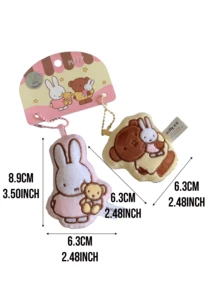 Dây chuyền đôi bằng vải nhung Miffy Companion Series (kiểu cầm), móc xích hạt kim loại, thẻ thiệp màu hồng có họa tiết Miffy & Gấu đầu bếp, chất liệu vải nhung mềm mại, thiết kế dễ thương sống động, vật trang trí lý tưởng cho chìa khóa/túi xách/bàn làm việc, quà tặng sinh nhật và ngày lễ tình nhân hoàn hảo cho người hâm mộ Miffy, nhà sưu tập, thanh thiếu niên, bạn bè và người yêu - ôm - Xem 4