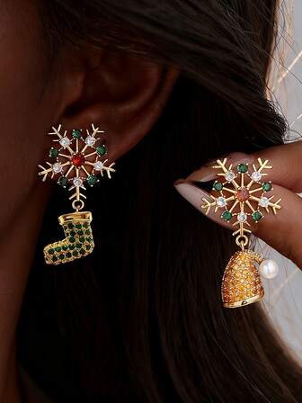 一对闪亮立方氧化锆圣诞雪花耳环，时尚圣诞帽和袜子造型吊坠耳环，完美适用于圣诞派对/舞会，也是感恩节/圣诞节的精美珠宝礼物。