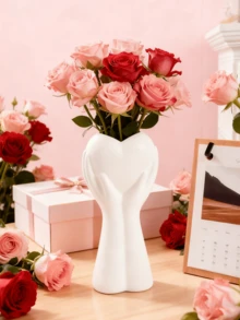 心形花瓶——粉白相间的可爱配色，使其成为卧室梳妆台、客厅茶几或情人节装饰的理想之选。它可盛放鲜花或人造花卉，为室内空间注入浪漫甜蜜的氛围。这款迷人的桌面摆件深受家居装饰爱好者的喜爱，是打造温馨浪漫角落的绝佳之选。 - 彩色 - 查看 4