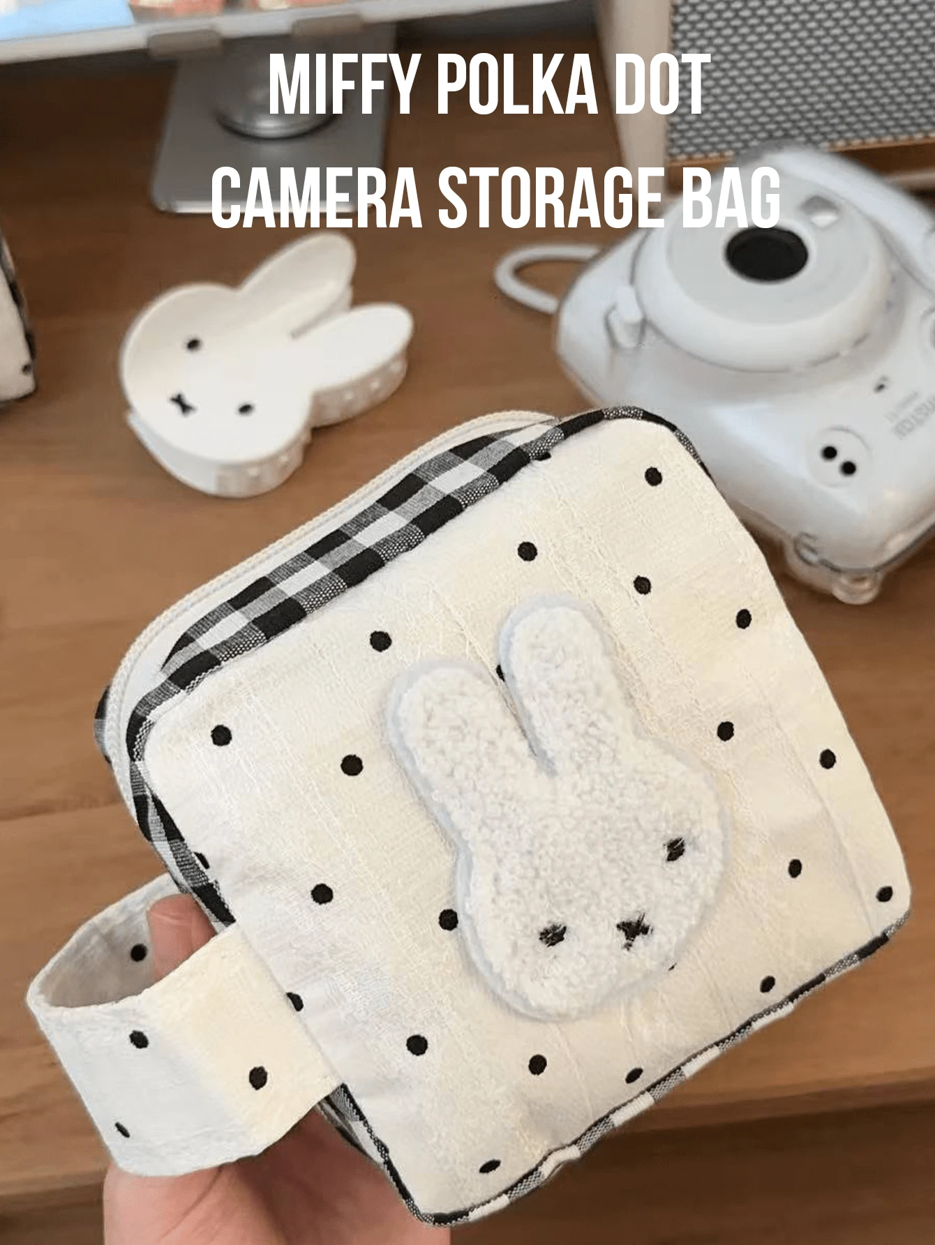 Túi đựng máy ảnh lấy liền hình thỏ Miffy, thiết kế chấm bi kẻ caro, đầu thỏ Miffy mềm mại đáng yêu, chất liệu vải nhung và vải mềm, thiết kế nhỏ gọn, phù hợp với máy ảnh Fuji Instax Mini 11, lớp lót kẻ ô, lý tưởng để sử dụng hàng ngày và cất giữ máy ảnh khi đi du lịch, hoàn hảo cho người hâm mộ Miffy, người yêu thích phim hoạt hình, sinh viên và nhân viên văn phòng, cũng là một món quà tuyệt vời cho người thân yêu.