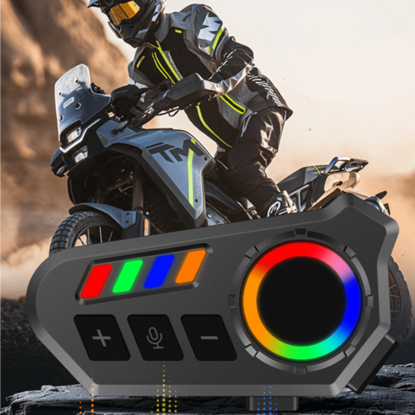 Auriculares Bluetooth para casco de moto, compatibles con llamadas inalámbricas y reproducción de música, diseñados para su uso con cascos de moto. Cuentan con una estructura resistente al polvo, un puerto de carga rápida tipo C y una batería de larga duración. Mejoran la visibilidad durante la conducción nocturna, con una estructura ligera y compacta que facilita su instalación.