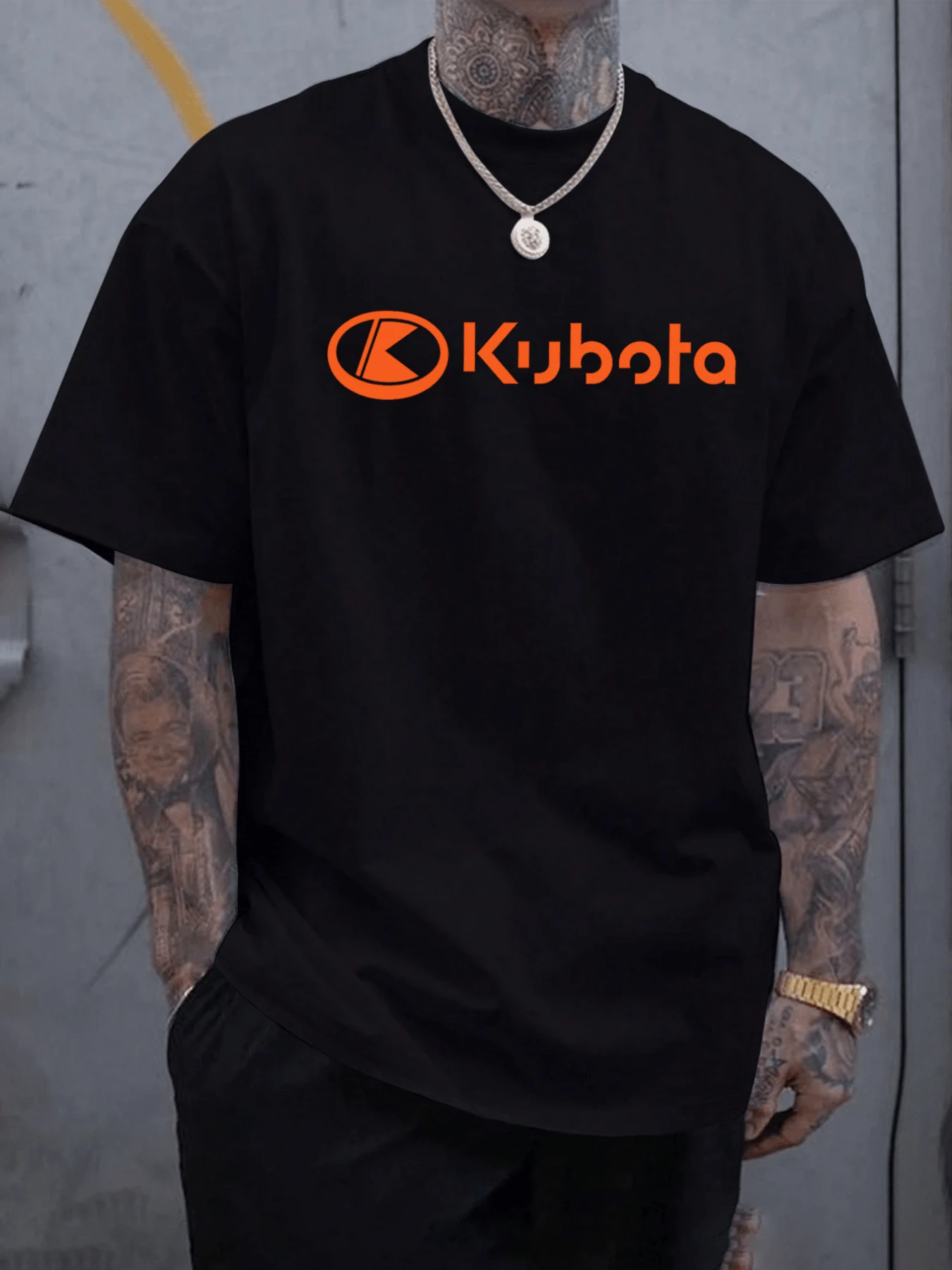 Bold Orange Kubota Emblem Symbolizing Strength Innovation And Legacy In Machinery Printed On Premium 100% Cotton Men's Tshirt - 黑色 - 查看 1