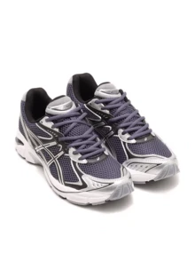 Asics GT-2160™运动鞋致敬2010年代初的GT-2000™系列，保留了经典运动鞋标志性的Sk设计和波浪形前掌造型。它采用分段式中底和GEL™缓震胶，将工业美学与先进的缓震技术相结合，带来卓越的舒适感。 - 靛藍霧純銀 - 查看 2
