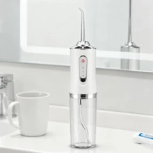 Irrigador bucal eléctrico portátil, con limpieza multiángulo para el cuidado bucal diario y la higiene interdental. Tres ajustes de presión de agua se adaptan a diferentes necesidades, mientras que los chorros pulsados de alta presión eliminan eficazmente la placa. Su diseño compacto garantiza una fácil portabilidad. - Blanco - Ver 4