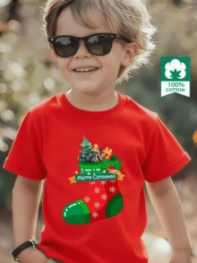 Esta nueva camiseta de manga corta para niño está hecha 100 % de algodón y luce un elegante estampado medias de Navidad. Es informal y versátil. Su tejido suave y agradable al tacto cuida la delicada piel de los niños, permitiéndoles moverse con libertad y sentirse cómodos durante reuniones familiares, eventos escolares o juegos al aire libre. - Rojo - Ver 1