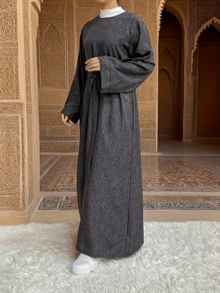 女士端庄长袖纯色罩袍，配有腰带，优雅大方，是伊斯兰服饰的基本款。这款优雅低调的女士长袍设计简约而不失奢华，完美融合了舒适与优雅，并采用柔软面料制成。 - 灰色 - 查看 3