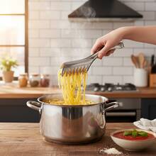 【厨房必备不锈钢食物夹】采用不锈钢材质，坚固耐用。独特的锯齿状手柄设计，轻松夹取意面、炸鸡腿、油炸食品等，不易滑落。适用于烹饪、摆盘、派对服务等多种场合。无论是日常居家使用还是活动餐饮，它都是您厨房的得力助手，让食物准备更加优雅高效。