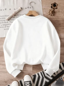 Bluza z długim rękawem i okrągłym dekoltem, z nadrukiem ulubionej kreskówkowej postaci dziewcząt, w jaskrawym kolorze, z miękkiego materiału, ciepła, na jesień i zimę, wygodna, stylowa i modna, swobodna odzież domowa, wygodna bluza z kapturem, modna alternatywa, must-have. - Biały - Zobacz 3