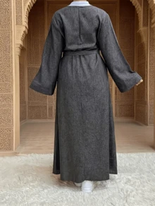 女士端庄长袖纯色罩袍，配有腰带，优雅大方，是伊斯兰服饰的基本款。这款优雅低调的女士长袍设计简约而不失奢华，完美融合了舒适与优雅，并采用柔软面料制成。 - 灰色 - 查看 4