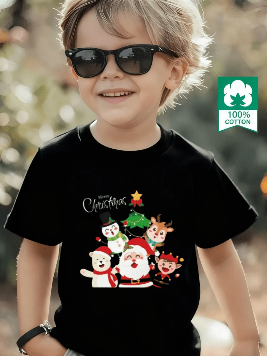 Esta nueva camiseta de manga corta para niño está hecha 100 % de algodón y luce un elegante estampado navideño. Es informal y versátil. Su tejido suave y agradable al tacto cuida la delicada piel de los niños, permitiéndoles moverse con libertad y sentirse cómodos durante reuniones familiares, eventos escolares o juegos al aire libre. - Negro - Ver 1