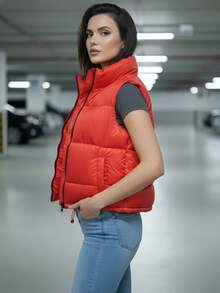 Chaleco corto tipo puffer sin mangas para mujer, con cuello alto y acabado satinado en colores solidos, estilo urbano casual - Rojo - Ver 1