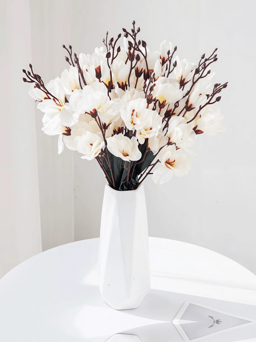 Nejlue Artificial Flowers/Plants1111 Home & Living 1束人造玉兰花、人造百合花、白色人造花束、婚礼新娘捧花、家居装饰、房间装饰、桌面装饰、婚礼装饰、卧室装饰、花园装饰、室内外装饰人造植物 - 白色 - 查看 1