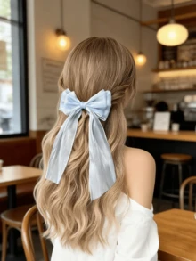 这款蓝色发夹饰有大号缎面蝴蝶结。柔软亲肤的缎面材质带来高级质感。它时尚、优雅又可爱，适合日常佩戴，也适合圣诞节、情人节等特殊场合。此外，它还是户外活动、夏季、假期和旅行的理想之选。 - 淺藍色 - 查看 5