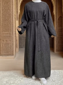 女士端庄长袖纯色罩袍，配有腰带，优雅大方，是伊斯兰服饰的基本款。这款优雅低调的女士长袍设计简约而不失奢华，完美融合了舒适与优雅，并采用柔软面料制成。 - 灰色 - 查看 1