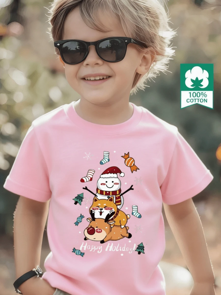 Esta nueva camiseta de manga corta para niño está hecha 100 % de algodón y luce un elegante estampado Navidad. Es informal y versátil. Su tejido suave y agradable al tacto cuida la delicada piel de los niños, permitiéndoles moverse con libertad y sentirse cómodos durante reuniones familiares, eventos escolares o juegos al aire libre. - Rosa - Ver 1
