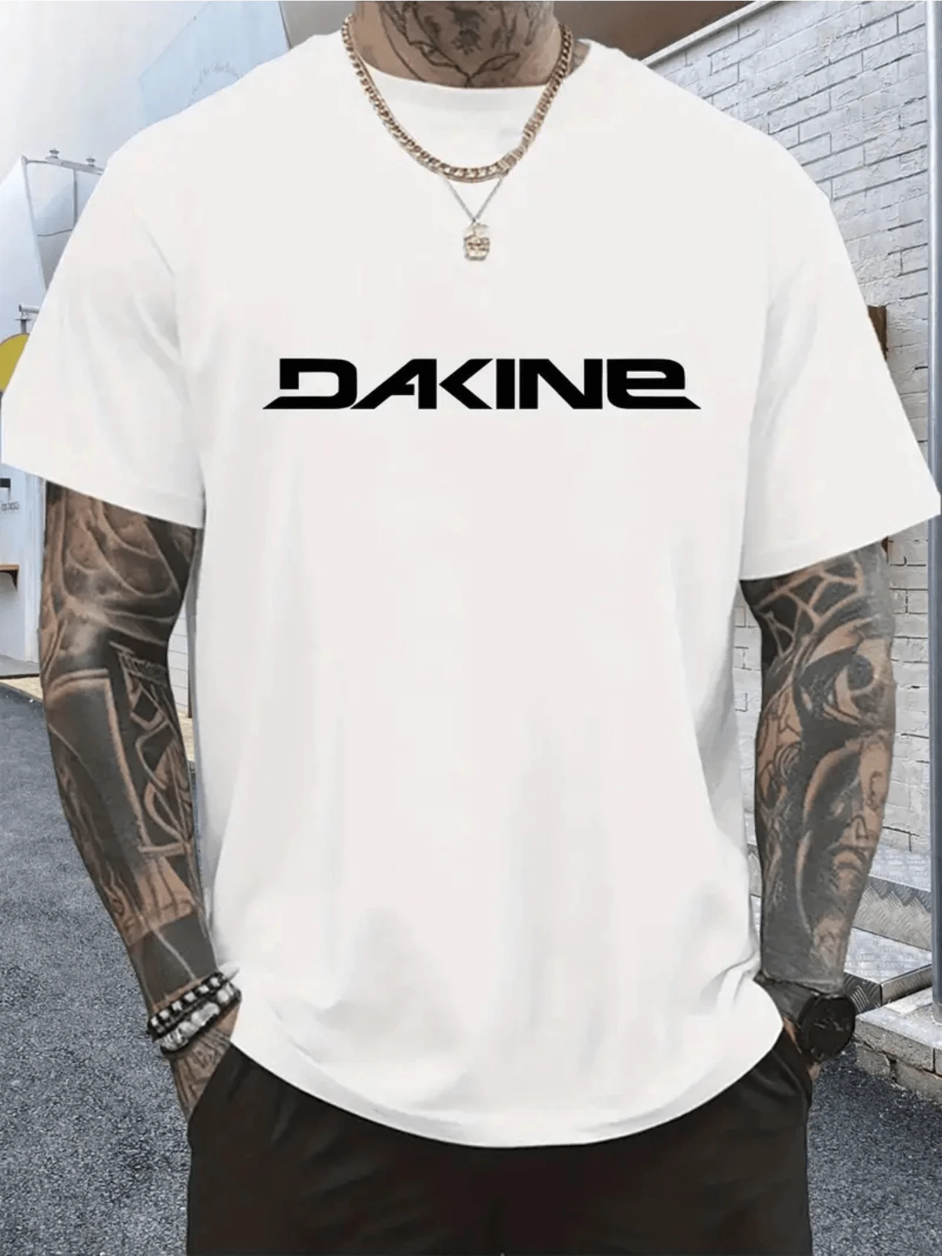 Bold Front Graphic Featuring The Word DAKINE In Sharp Geometric Font Symbolizing Strength Speed And Modern Urban Spirit Men's 100% Cotton Tshirt - 白色 - 查看 1