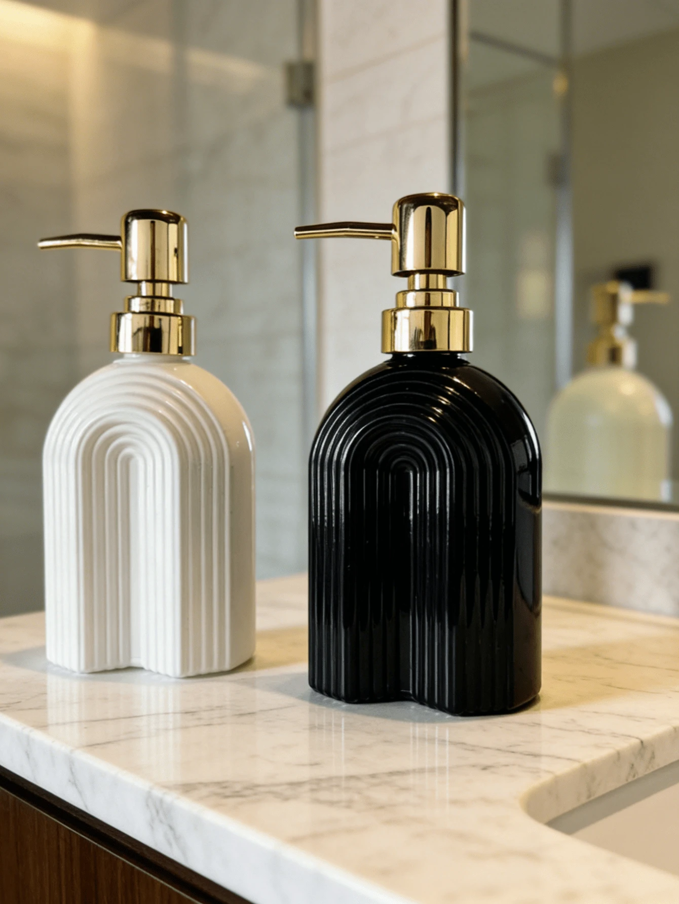 1pc Nordic Luxury Soap Dispenser - A Well-Designed Lotion Bottle Made Of High-Quality Glass. This Refillable Soap Dispenser Features An Elegant Curved Texture, Serving As Both A Practical Bathroom Soap Dispenser And A Fashionable Home Decor Item. Versatile For Filling With Hand Soap, Shampoo, And More. - Silver - View 1