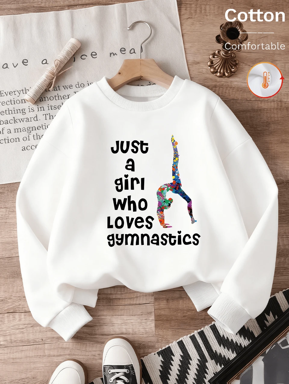 Bluza z długim rękawem i okrągłym dekoltem, z nadrukiem ulubionej kreskówkowej postaci dziewcząt, w jaskrawym kolorze, z miękkiego materiału, ciepła, na jesień i zimę, wygodna, stylowa i modna, swobodna odzież domowa, wygodna bluza z kapturem, modna alternatywa, must-have. - Biały - Zobacz 1