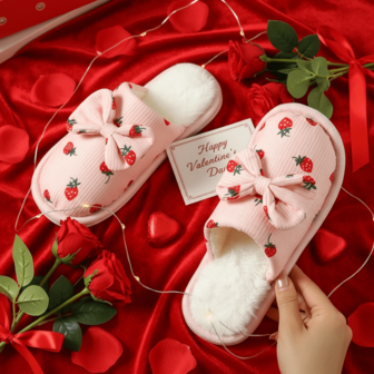 女士草莓印花毛绒拖鞋，冬季拖鞋，女士大码拖鞋，毛绒拖鞋，卧室拖鞋，草莓图案，室内家居毛绒拖鞋，情侣拖鞋，冬季保暖室内家居鞋