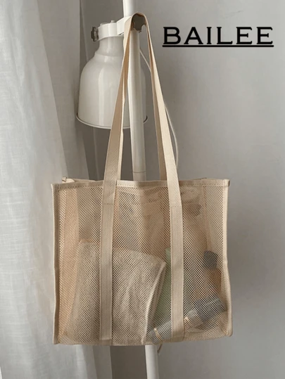 一套时尚波西米亚风沙滩包，纯色设计，大容量便携，采用聚酯纤维材质，全网眼设计，透明透气，另一款设计为双提手，适合旅行、露营和收纳，是波西米亚女性的理想之选。