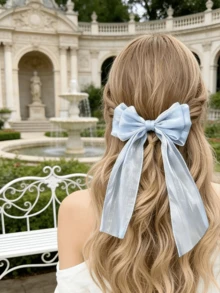 这款蓝色发夹饰有大号缎面蝴蝶结。柔软亲肤的缎面材质带来高级质感。它时尚、优雅又可爱，适合日常佩戴，也适合圣诞节、情人节等特殊场合。此外，它还是户外活动、夏季、假期和旅行的理想之选。 - 淺藍色 - 查看 7