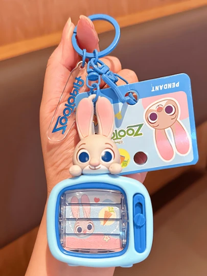 这款翻页式电视挂件，顶部饰有朱迪兔头，点缀着星形钥匙圈和透明吊牌，触感舒适，图案生动可爱，是钥匙、包包、桌面装饰的完美之选，为您的钥匙增添趣味。是粉丝、情侣、学生、青少年、收藏家、生日和情人节的理想礼物。