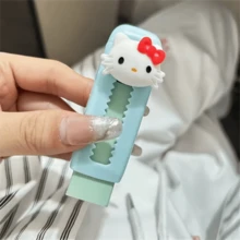 Um item indispensável para o início do ano letivo! Conjunto de personagens Sanrio em escala 1/5, incluindo Hello Kitty, Kuromi e outros. - Material ABS durável, resistente a manchas e quedas. - Inclui Melody, Sapinho, Irmão Gelatina de Ovo e Borracha da Melody.