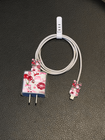 Funda protectora de cargador con diseño de labios de cereza, compatible con adaptador de carga rápida de 20W/30W, accesorio resistente a arañazos, protector de cargador y cable, compatible con cargador Apple de 20W, funda protectora minimalista compatible con cargador Apple, compatible con protector de cable de carga de 20W para teléfono 15/16 Pro Max, resistente a arañazos, anti-mordedura, adecuado para 13/14 Plus, regalo de Halloween y Navidad para novio/novia, 17/17 PROMAX/AIR