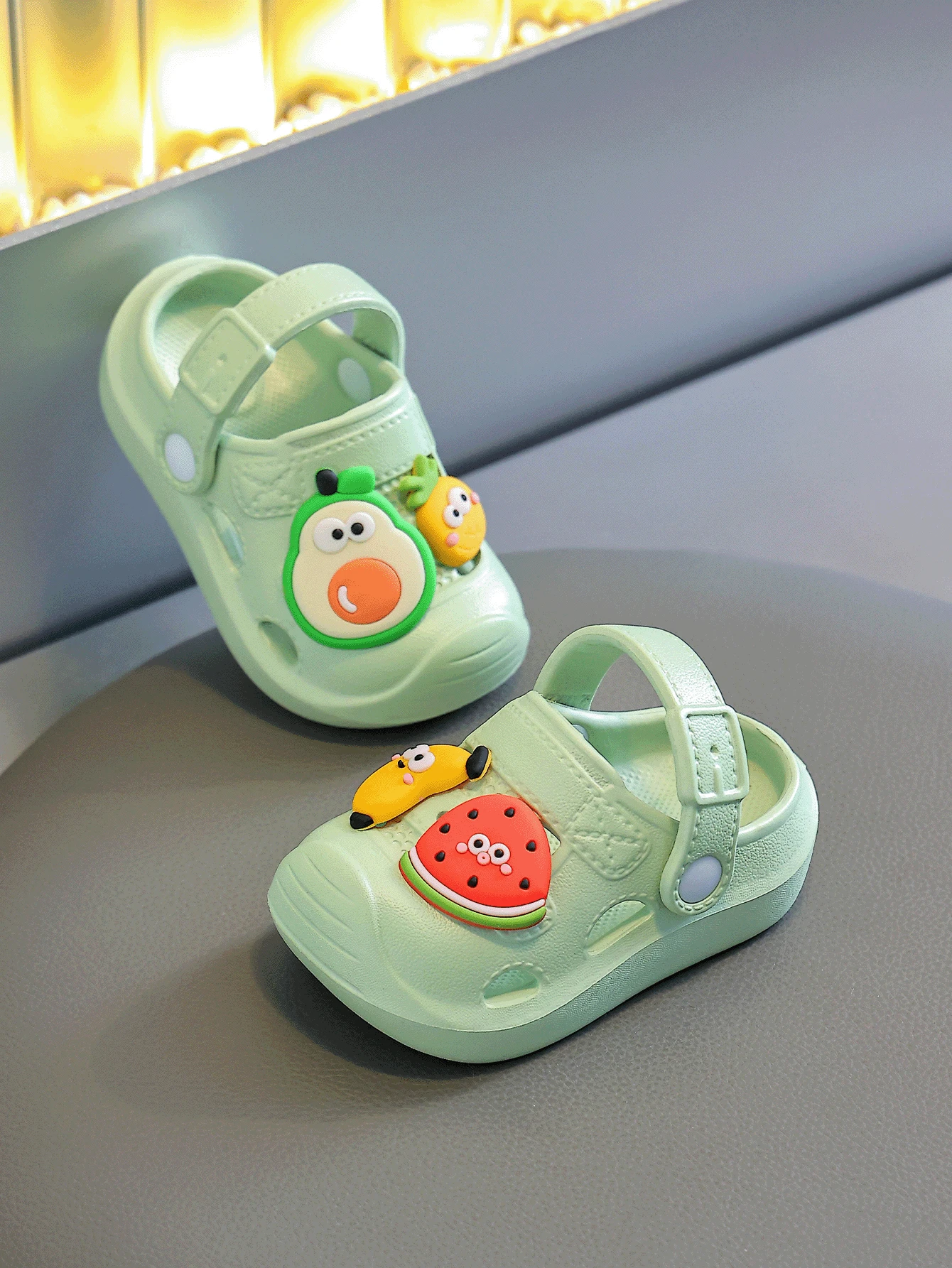 Sandalias de material EVA con diseño de dibujos animados, fashionables y lindas, adecuadas para bebés niños y niñas. Sandalias de verano transpirables antideslizantes con punta redonda y diseño de frutas huecas, disponibles en múltiples colores - verde menta - Ver 1