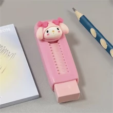 Um item indispensável para o início do ano letivo! Conjunto de personagens Sanrio em escala 1/5, incluindo Hello Kitty, Kuromi e outros. - Material ABS durável, resistente a manchas e quedas. - Inclui Melody, Sapinho, Irmão Gelatina de Ovo e Borracha da Melody.